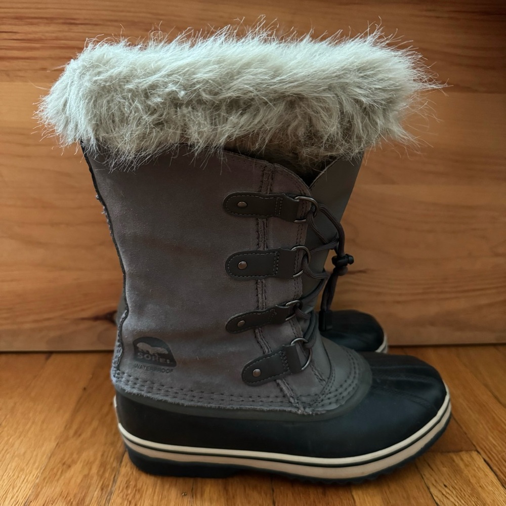 Sorel Joan of Arctic Gray Faux Fur Winter Boots. Excellent condition